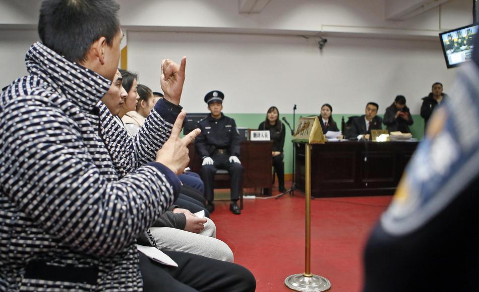 教科书式自救 女子取钱遭抢劫全程沉着说好的_CN2服务器不卡顿