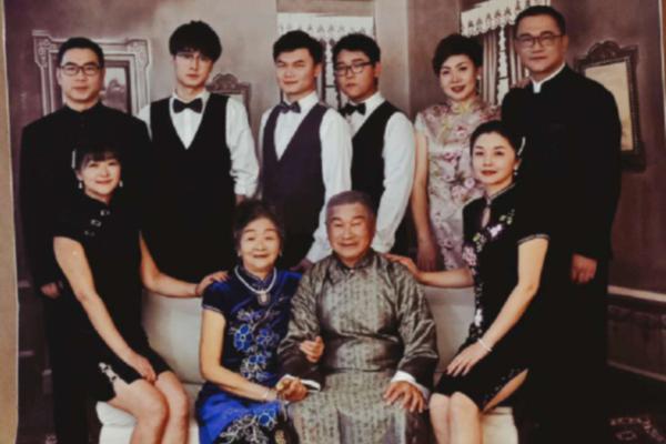 王思聪绯闻女友周洁琼素颜现身 见粉丝露笑_CN2服务器高并发