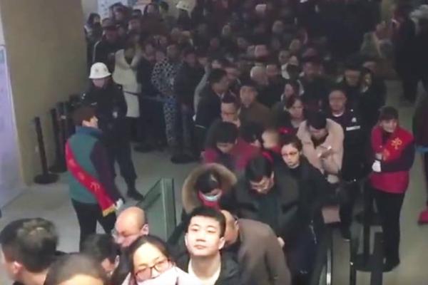 胡杏儿海边穿泳衣孕肚凸显_便宜挂机宝