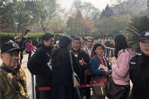 陕西一中学女生被学生殴打_云电脑移动办公