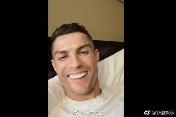 杨幂《快本》上班可爱营业 对粉丝甜笑比心_CN2服务器口碑