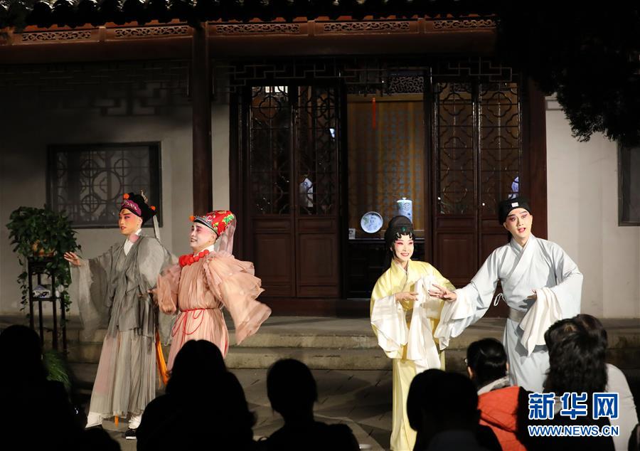 演员曹曦月干练优雅 出席第十届导演协会表彰盛典