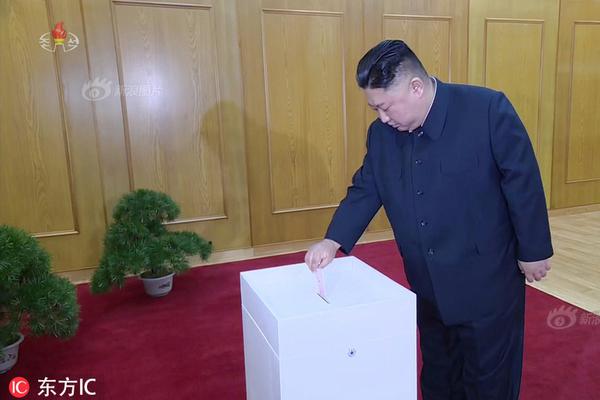 张韶涵黑西装炫酷现身_CN2 OA服务器