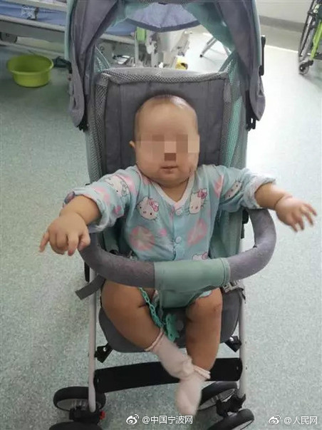 周杰伦晒与儿女合照 女儿被抱着儿子自己玩_9929视频会议