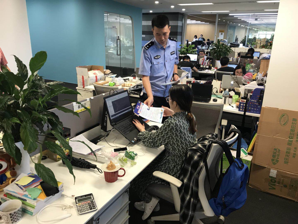 体育馆断电观众手机照亮现场_云电脑上班族