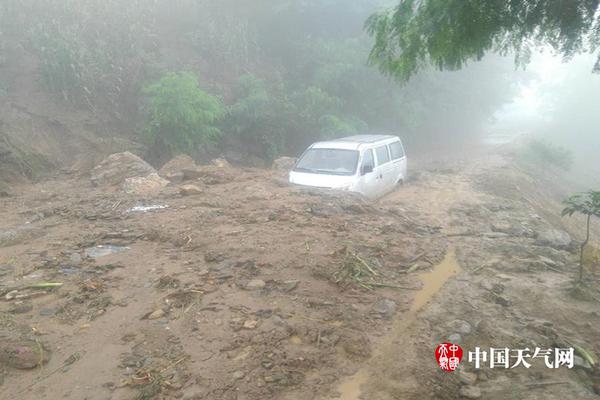 台北西门町飘五星红旗 举旗民众高呼“打倒台独”_云电脑入门指南