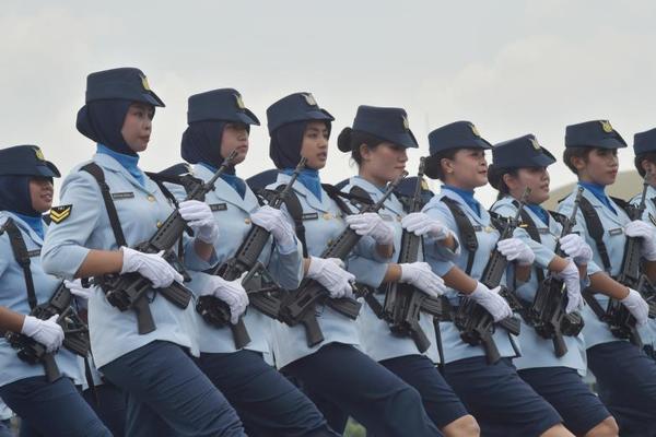 美联社评大师赛|坏天气将伍兹送进领先组 决战小莫_CN2服务器E5处理器