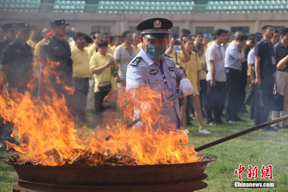 企业域名怎么申请购买_UCloud云服务器