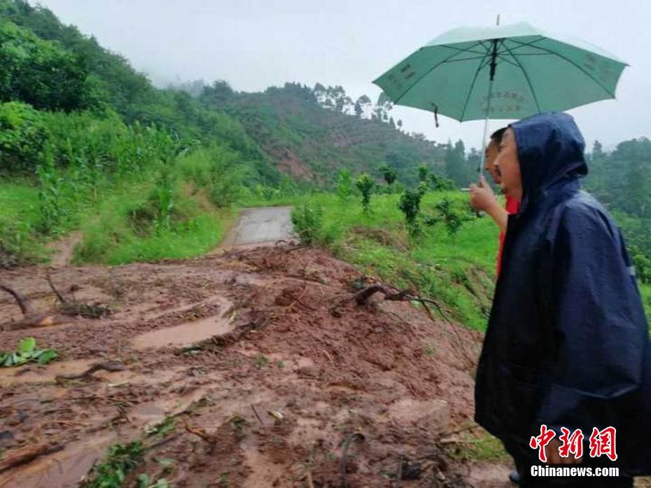 关晓彤出游连头发丝都遮住_挂机宝多核