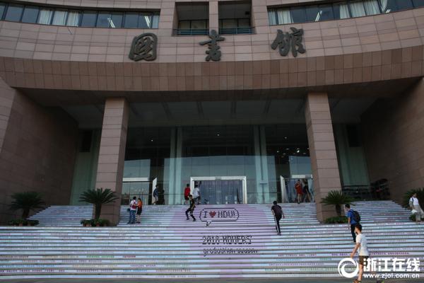 特朗普夫妇独霸红毯 日本网友炸了_云服务器怎么选