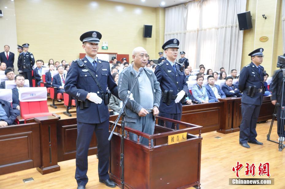 疯牛横冲直闯伤2人 民警一枪击毙