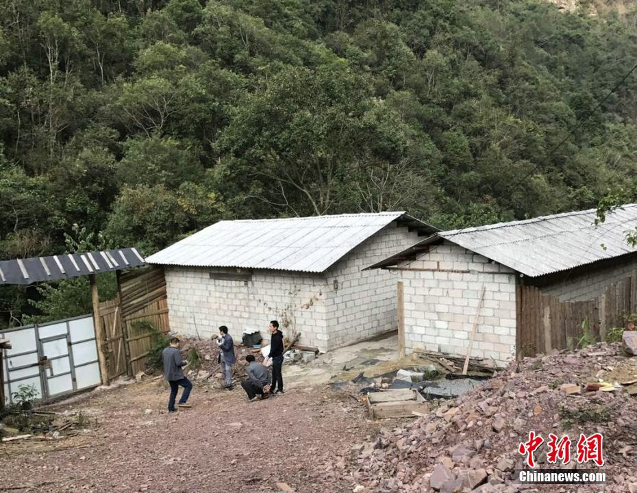 台北西门町飘五星红旗 举旗民众高呼“打倒台独”_网页域名