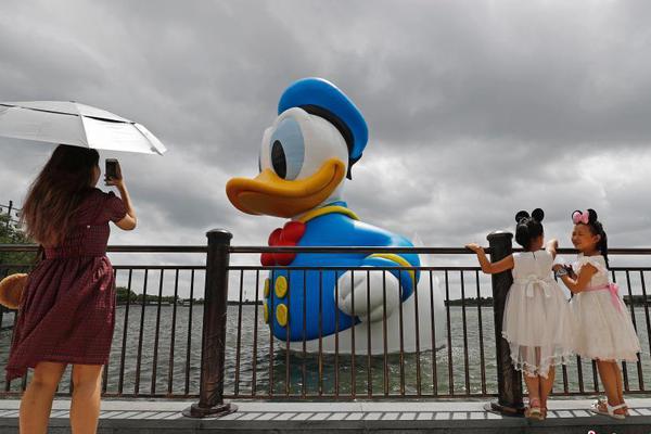 雨夜车悬百米山崖 司机死踩刹车90分钟全车人得救_远程办公