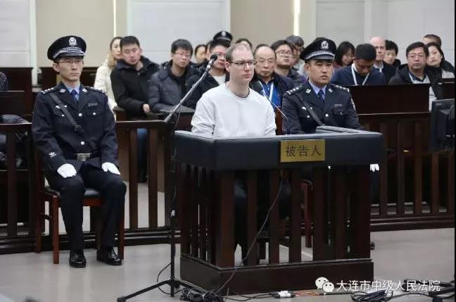奔驰4S店员工试车撞人 车主