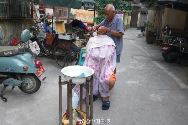 比尔-盖茨妻子自曝私生活:曾避孕 住豪宅内心不安_挂机宝加速器
