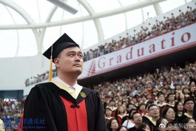 黄景瑜出席活动 黑色套装利落帅气_云电脑免费试用