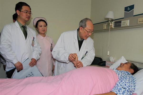 女儿嫁了有钱人，母亲去看她，每次都不进家门_云电脑替代传统电脑