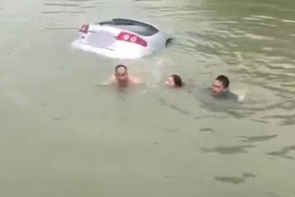 美海军第三艘朱姆沃尔特舰举行正式命名仪式_云服务器包年包月