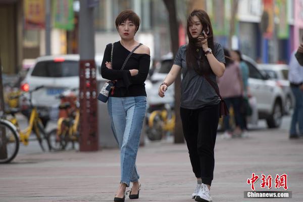 倪妮靠金色连衣裙美出新高度_挂机宝远程桌面