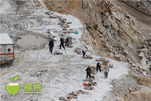 民工从8米高工地坠落被钢筋穿体，医生和消防联合救援，看着都痛_挂机宝价格