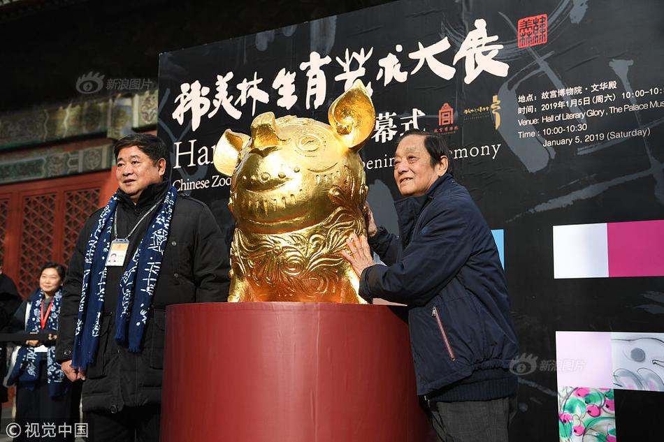 严屹宽带家人节前出游 小肉肉看天安门认真专注