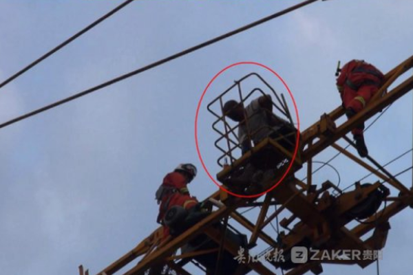 严屹宽带家人节前出游 小肉肉看天安门认真专注_CN2服务器解锁Netflix