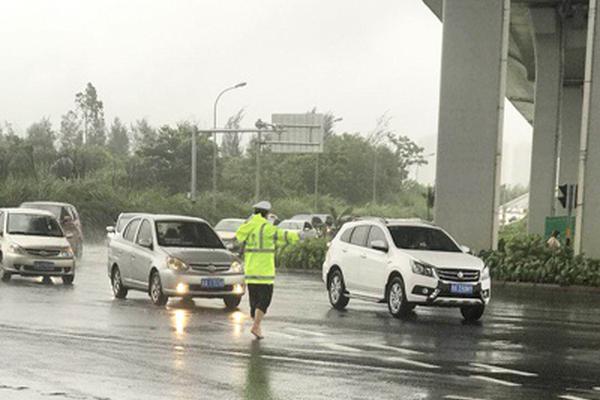 航母奶妈呼伦湖号大型补给舰现身大连，与国产航母首次同框_CN2 GIA线路