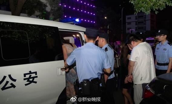 章子怡一袭红裙摇曳生姿 与汪峰贴身热舞_迷你哆云挂机宝