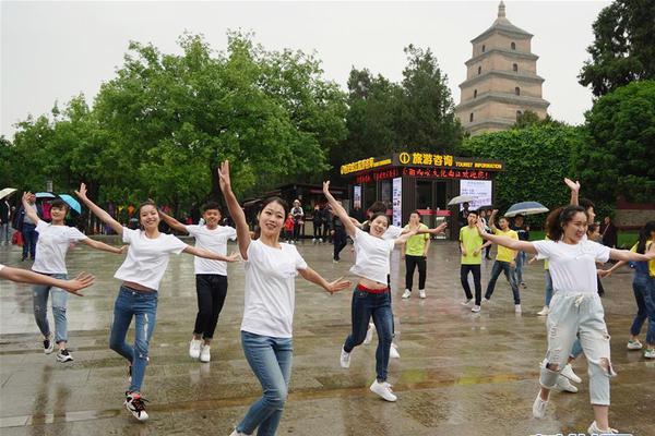 字母哥狂杀内线把绿军当意大利面 飙中三分抖肩庆祝_AI云电脑