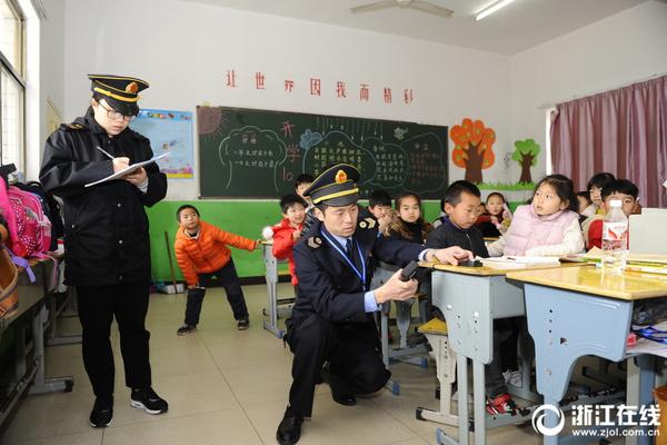 白百何高调复出后的造型越来越知性_挂机宝单线
