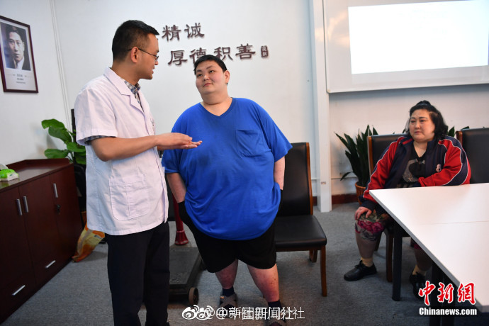 《大侦探皮卡丘》发预告 皮卡丘给可达鸭捏脚_挂机宝免费试用