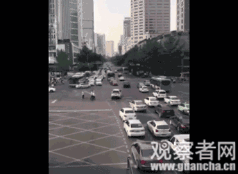直击-科尔打趣汤神忍痛指数高 哈登哼歌尽显轻松