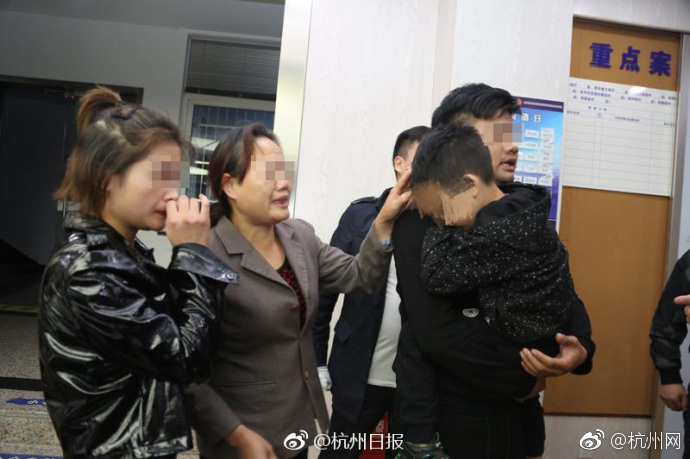 周杰伦儿子首次看爸爸演唱会 随节奏打拍子_9929企业出海
