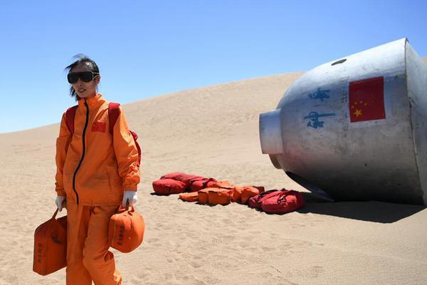 伦敦希思罗机场北部城镇集装箱仓库起火 现场黑烟滚滚_CN2两地三中心