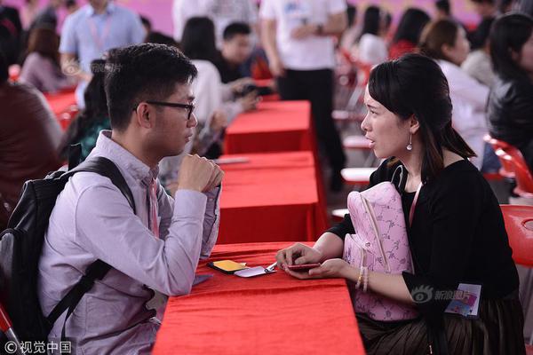 安倍与特朗普合影被抢走大半C位 日本网友：他好惨啊_云电脑续费