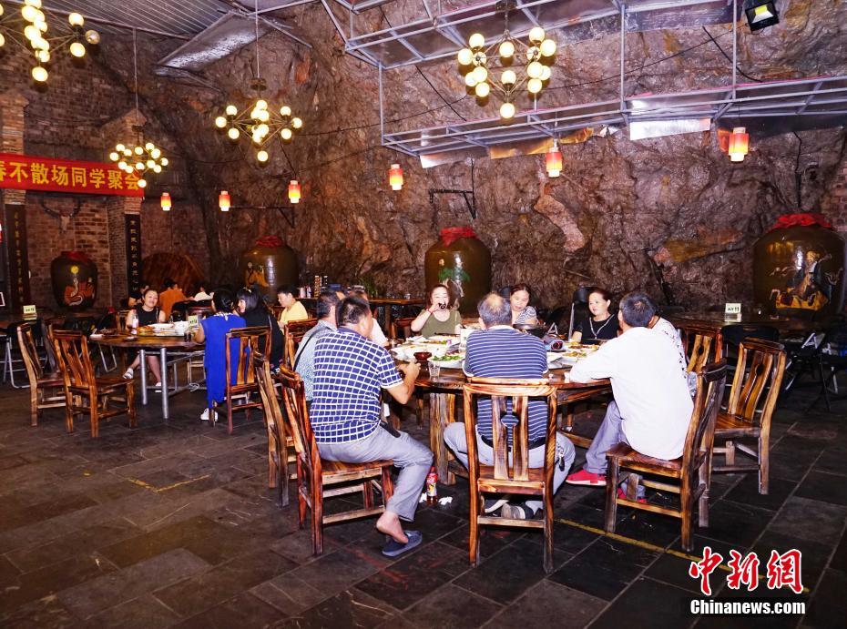 深圳9岁男童遭3只大狗追撵，狗主人全程淡定
