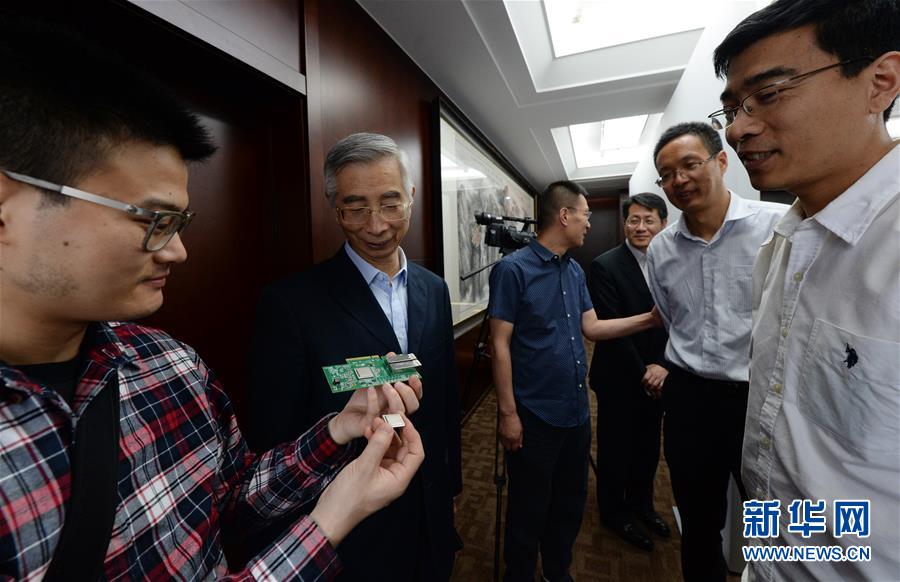 张韶涵穿黑西装炫酷十足_云服务器购买