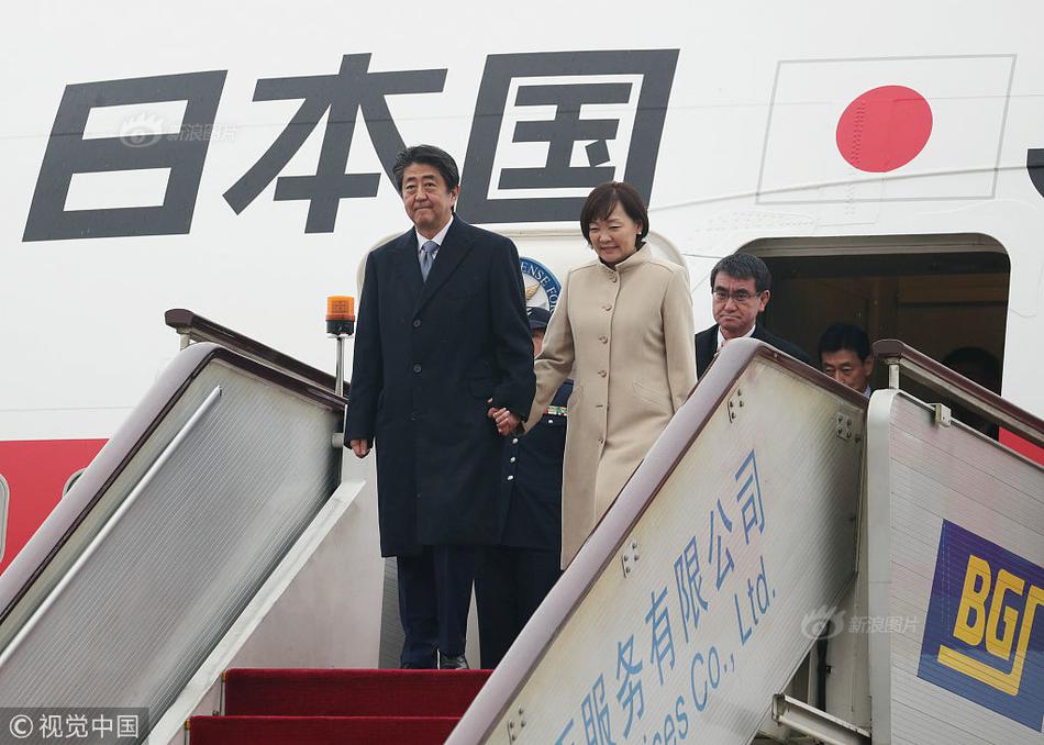 虎死不倒威！俄海军瓦良格号巡洋舰开放参观_挂机宝API