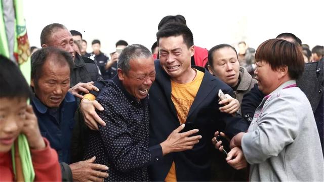 年轻妈妈一手抱两月大婴儿 一手开车上高速_西安云服务器