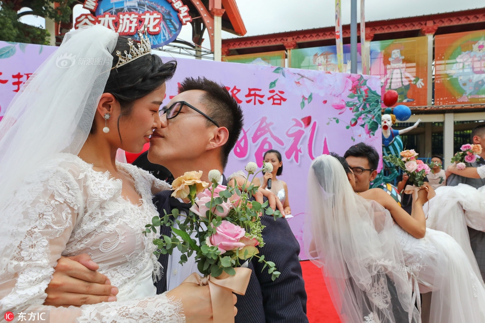 保时捷女司机醉驾 酒精检测时撒娇:你们很过分哎