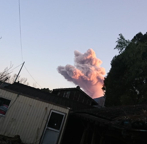 苗族女孩一件衣服值万元，大街上如同行走的炫富现场_虚拟桌面基础设施