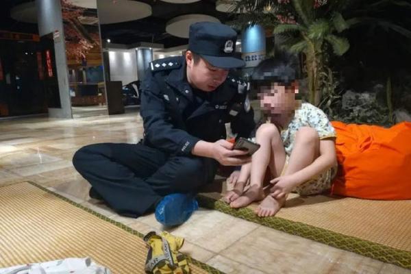 组图:王子文合影仙人掌小脸娇俏 穿白裙戴红帽清纯美艳_云服务器续费同价