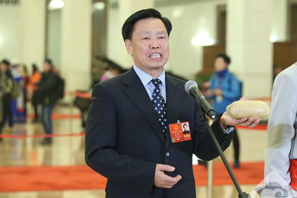 章子怡挺巨肚外出 遭吸二手烟